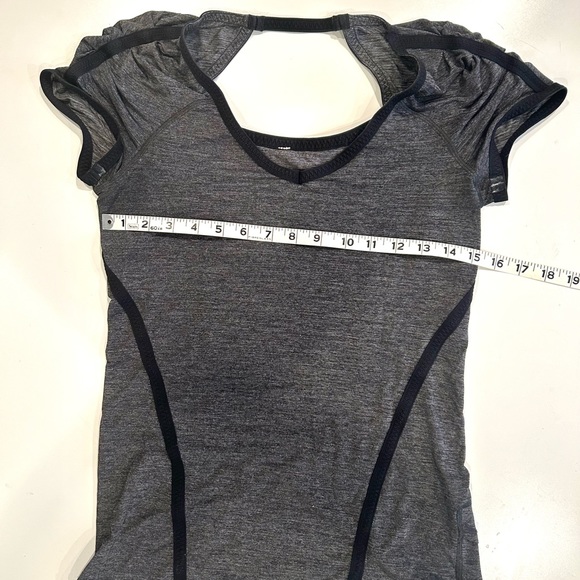 Lululemon • Team Spirit Tech Short Sleeve Black • Size 4 - Picture 6 of 8